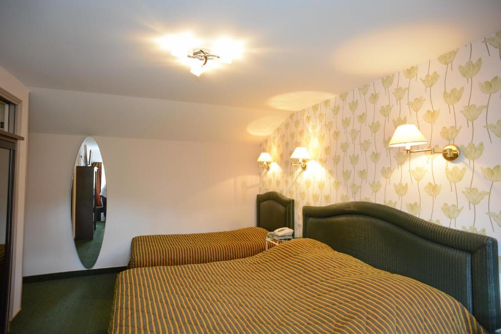 Hotel De La Croix D'Or 아브랑슈 객실 사진
