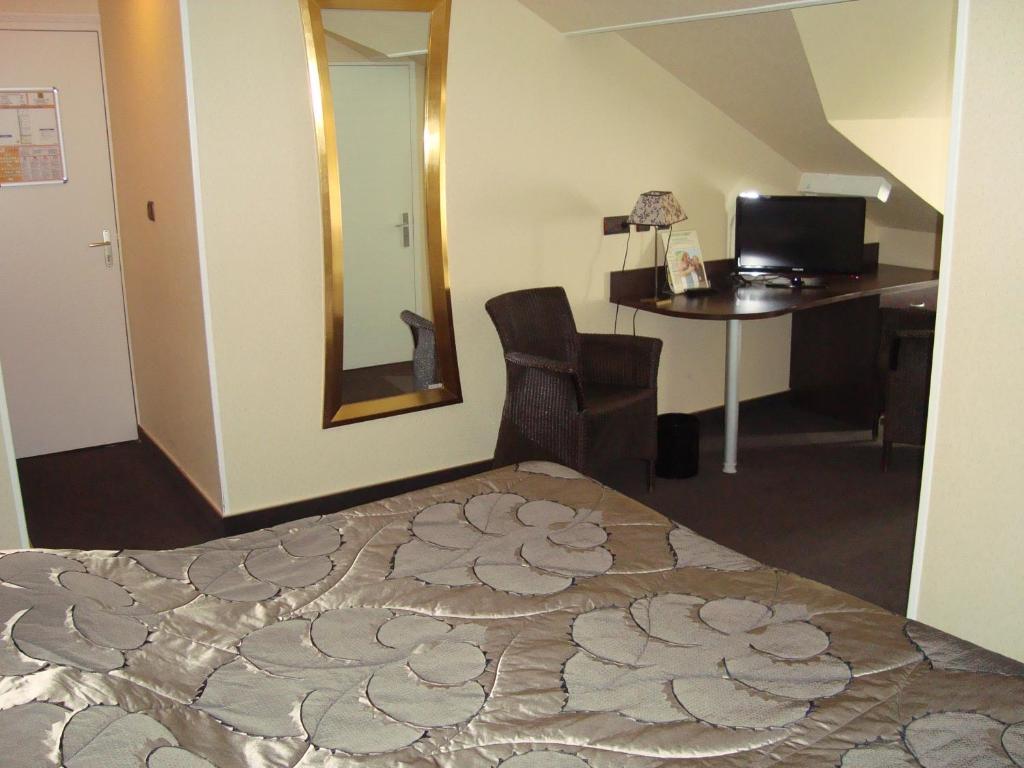 Hotel De La Croix D'Or 아브랑슈 객실 사진